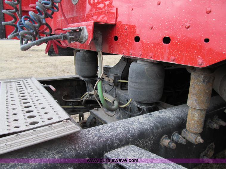 image for item A8201 2005 Freightliner Columbia semi truck