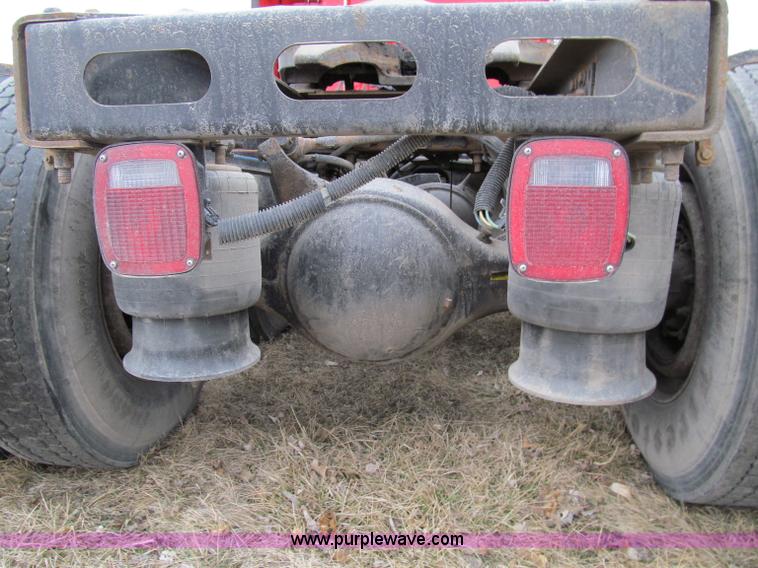 image for item A8201 2005 Freightliner Columbia semi truck