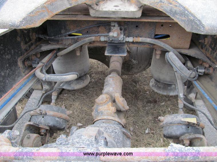 image for item A8201 2005 Freightliner Columbia semi truck