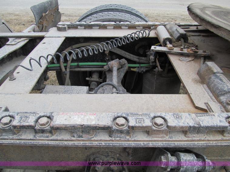 image for item A8201 2005 Freightliner Columbia semi truck