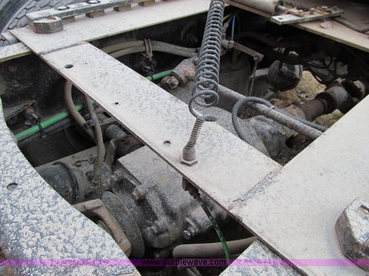 image for item A8201 2005 Freightliner Columbia semi truck