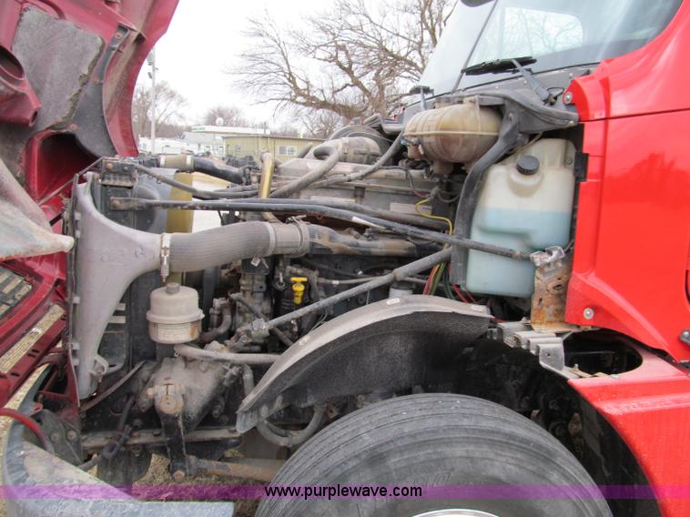 image for item A8201 2005 Freightliner Columbia semi truck