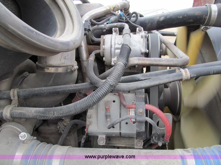 image for item A8201 2005 Freightliner Columbia semi truck