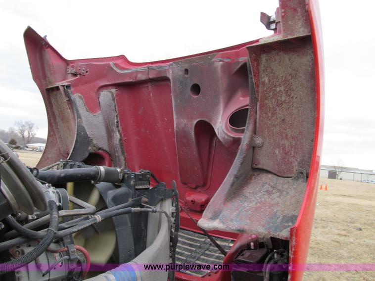 image for item A8201 2005 Freightliner Columbia semi truck