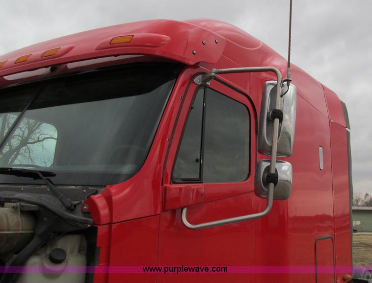 image for item A8201 2005 Freightliner Columbia semi truck