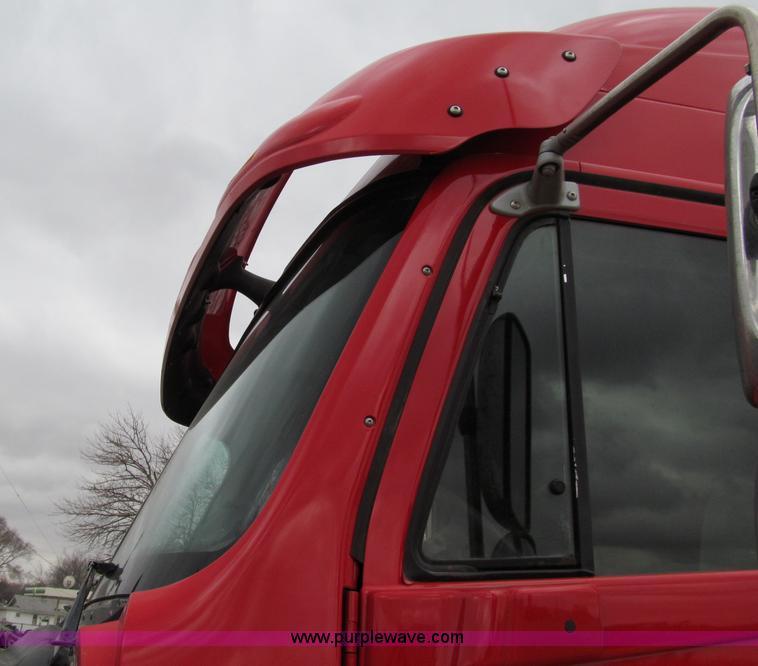 image for item A8201 2005 Freightliner Columbia semi truck
