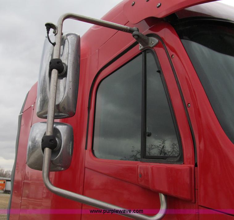 image for item A8201 2005 Freightliner Columbia semi truck