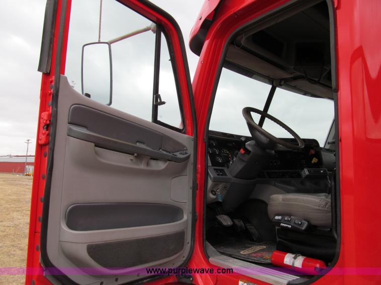 image for item A8201 2005 Freightliner Columbia semi truck