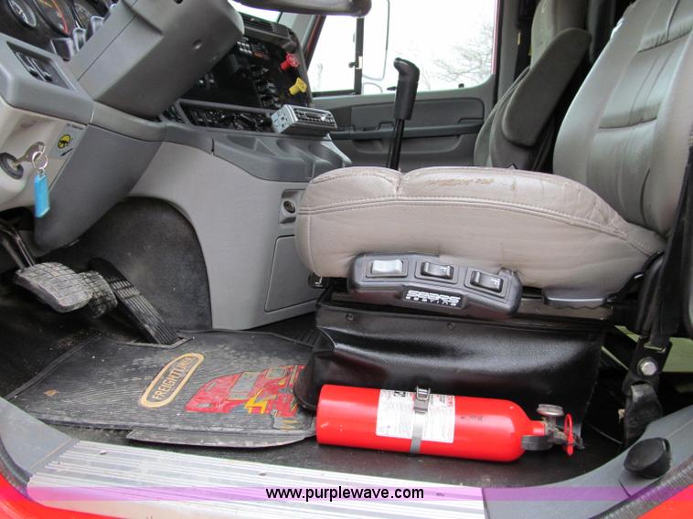 image for item A8201 2005 Freightliner Columbia semi truck