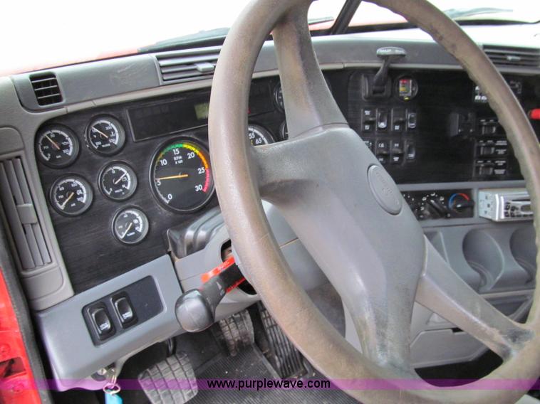 image for item A8201 2005 Freightliner Columbia semi truck
