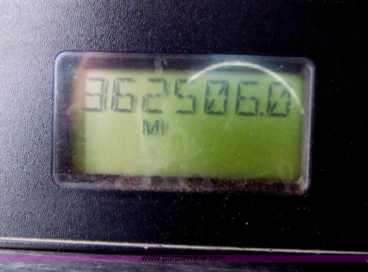 image for item A8201 2005 Freightliner Columbia semi truck