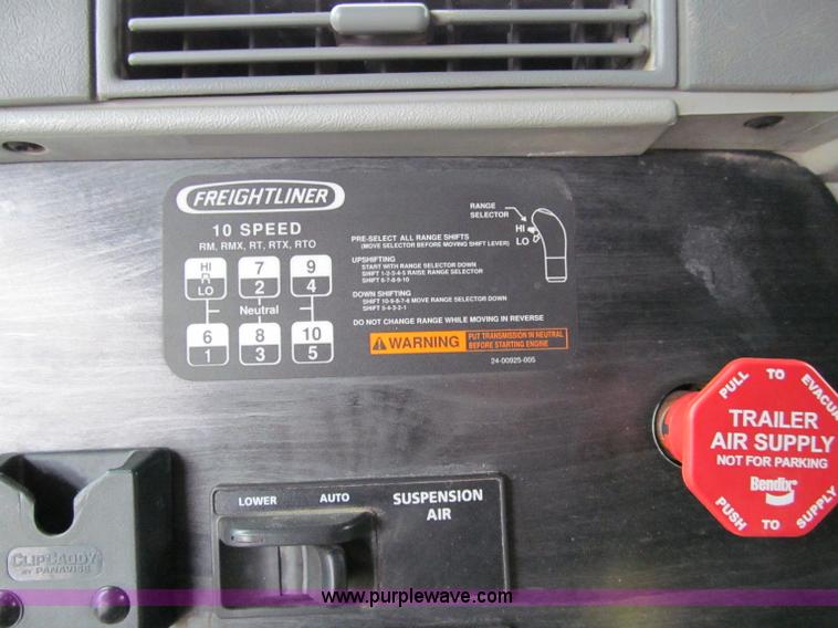 image for item A8201 2005 Freightliner Columbia semi truck