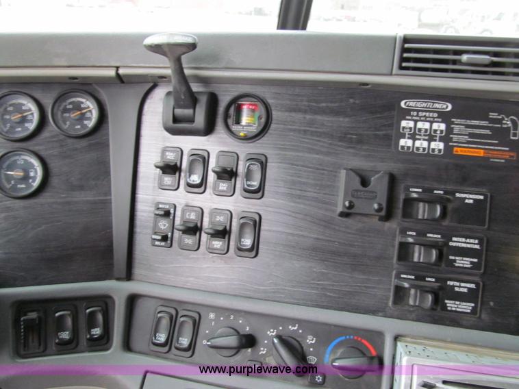 image for item A8201 2005 Freightliner Columbia semi truck