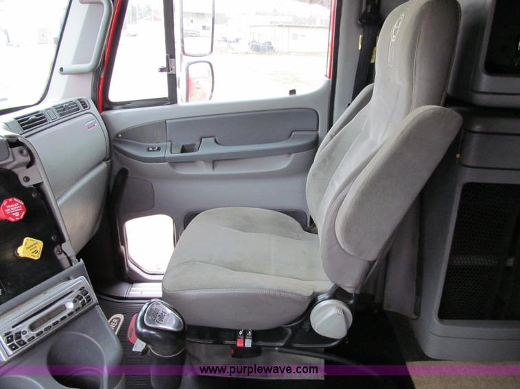 image for item A8201 2005 Freightliner Columbia semi truck