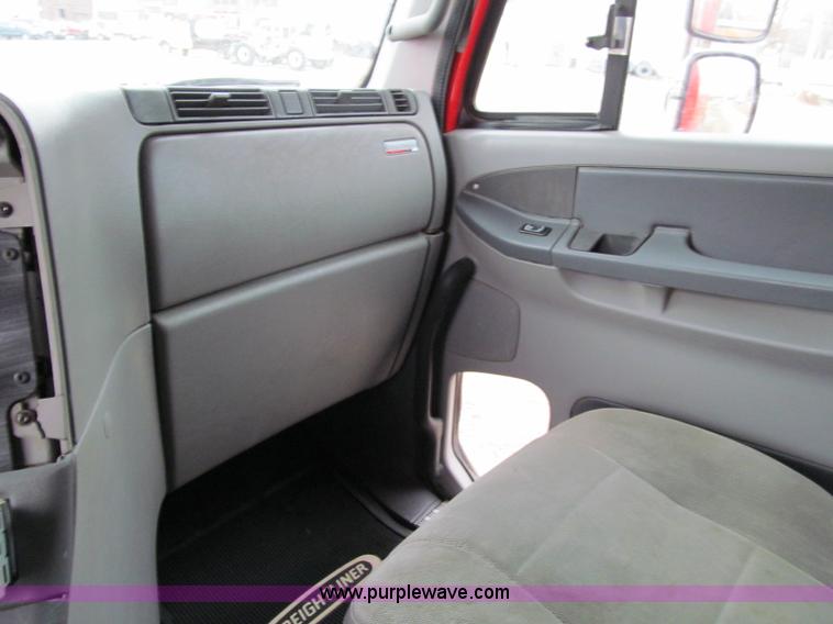 image for item A8201 2005 Freightliner Columbia semi truck