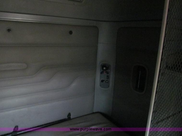 image for item A8201 2005 Freightliner Columbia semi truck