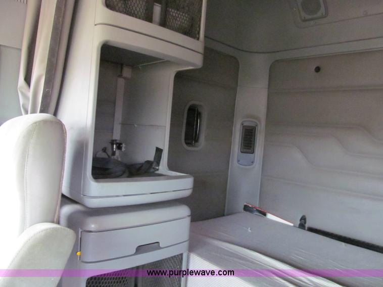 image for item A8201 2005 Freightliner Columbia semi truck