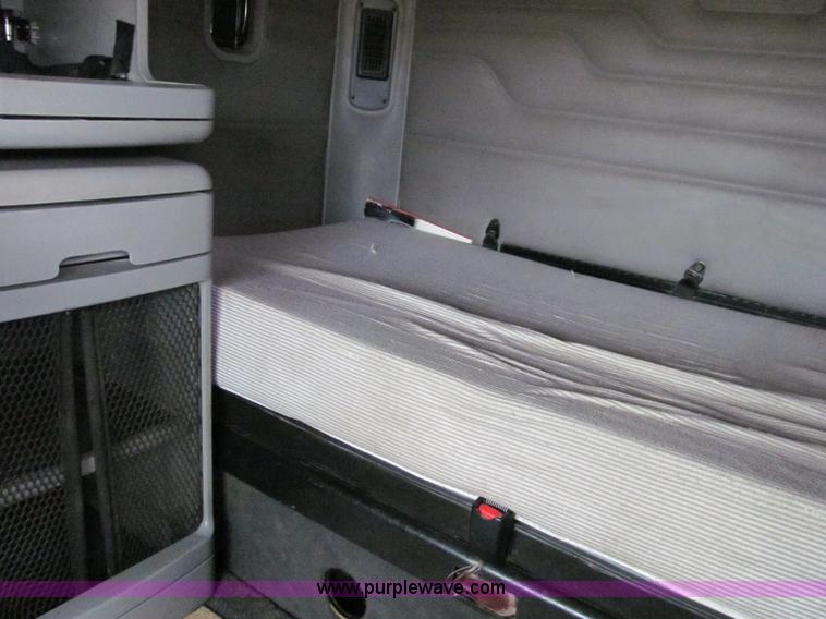 image for item A8201 2005 Freightliner Columbia semi truck