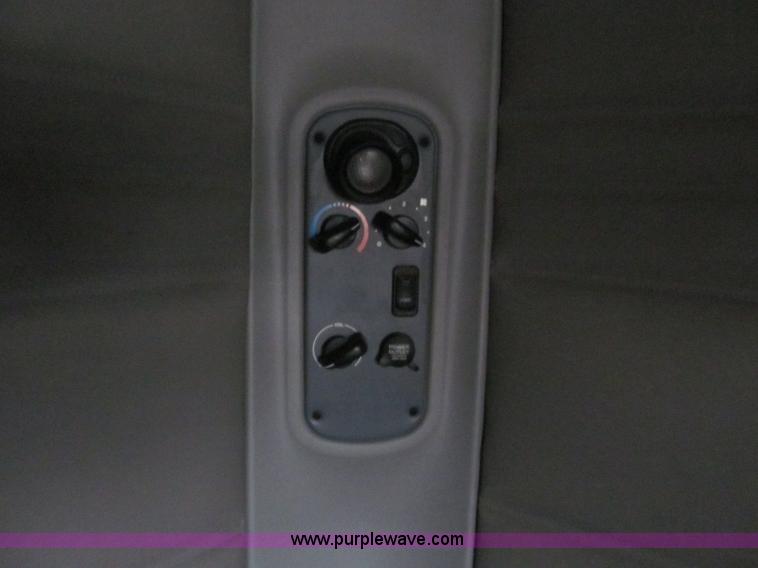 image for item A8201 2005 Freightliner Columbia semi truck