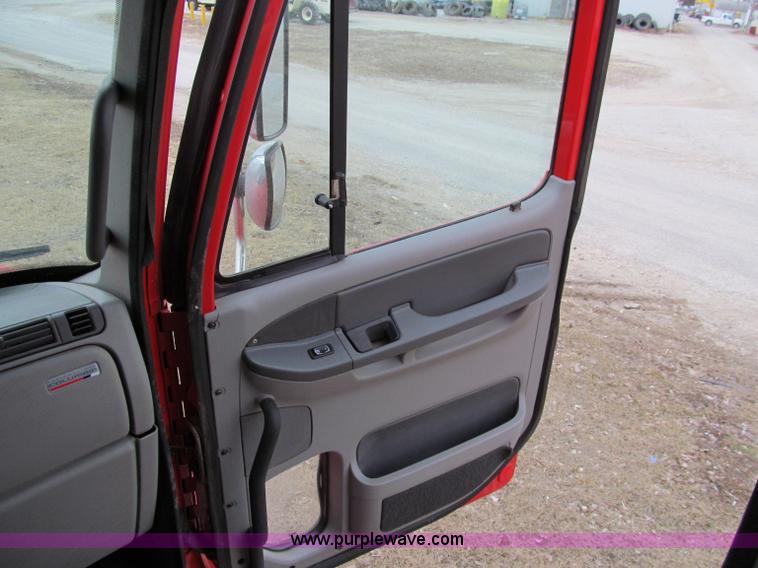 image for item A8201 2005 Freightliner Columbia semi truck