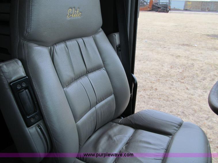 image for item A8201 2005 Freightliner Columbia semi truck