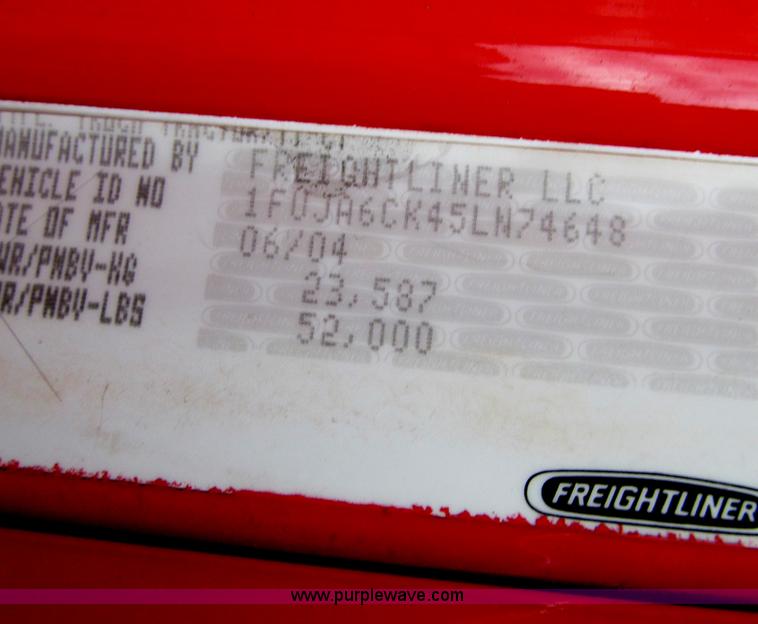 image for item A8201 2005 Freightliner Columbia semi truck