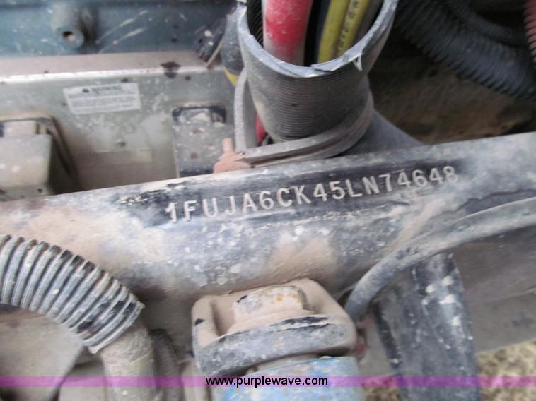 image for item A8201 2005 Freightliner Columbia semi truck