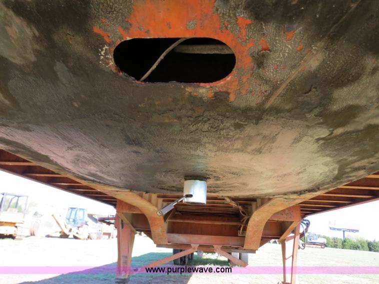 image for item B2271 1996 Great Dane expandable flatbed trailer