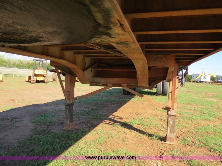 image for item B2271 1996 Great Dane expandable flatbed trailer