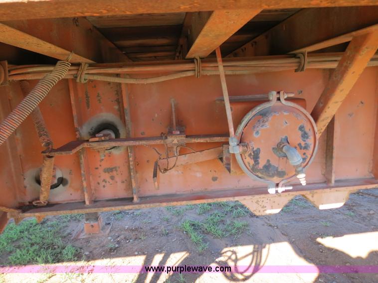 image for item B2271 1996 Great Dane expandable flatbed trailer