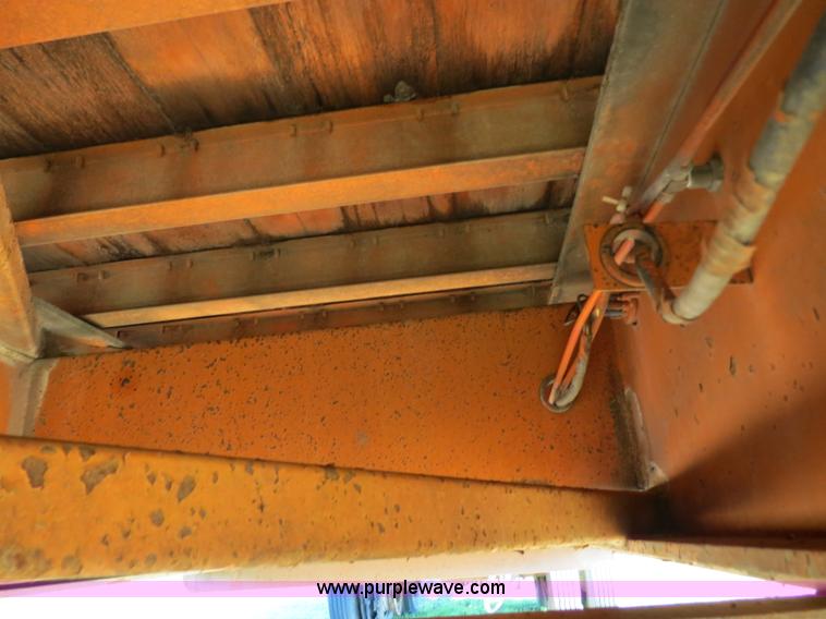 image for item B2271 1996 Great Dane expandable flatbed trailer