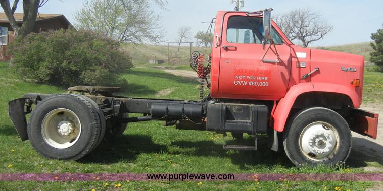 image for item C4381 1988 GMC TopKick 7000 semi truck
