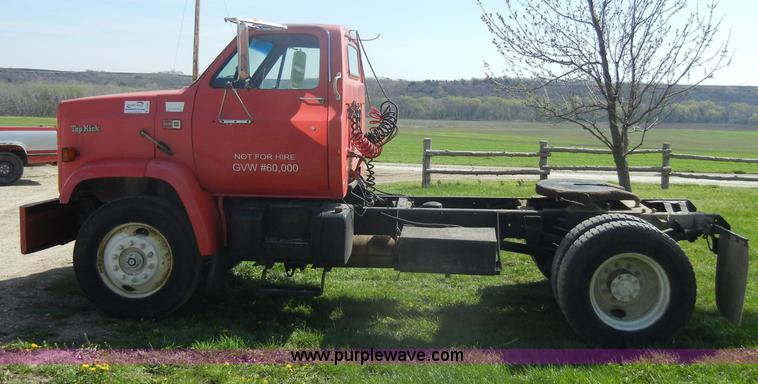 image for item C4381 1988 GMC TopKick 7000 semi truck