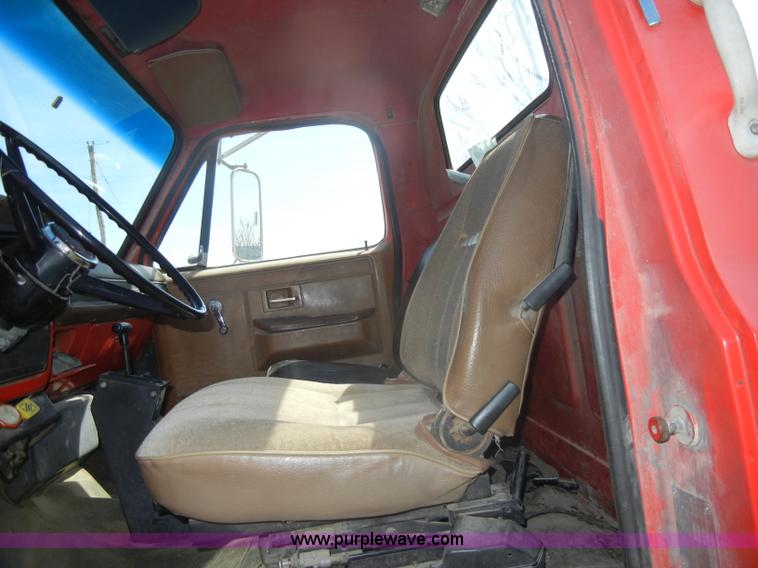 image for item C4381 1988 GMC TopKick 7000 semi truck