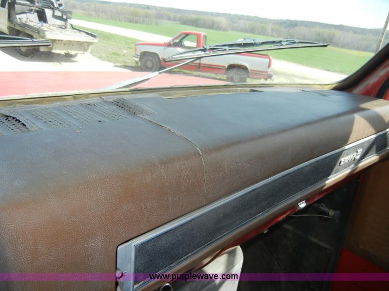 image for item C4381 1988 GMC TopKick 7000 semi truck