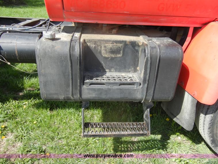 image for item C4381 1988 GMC TopKick 7000 semi truck