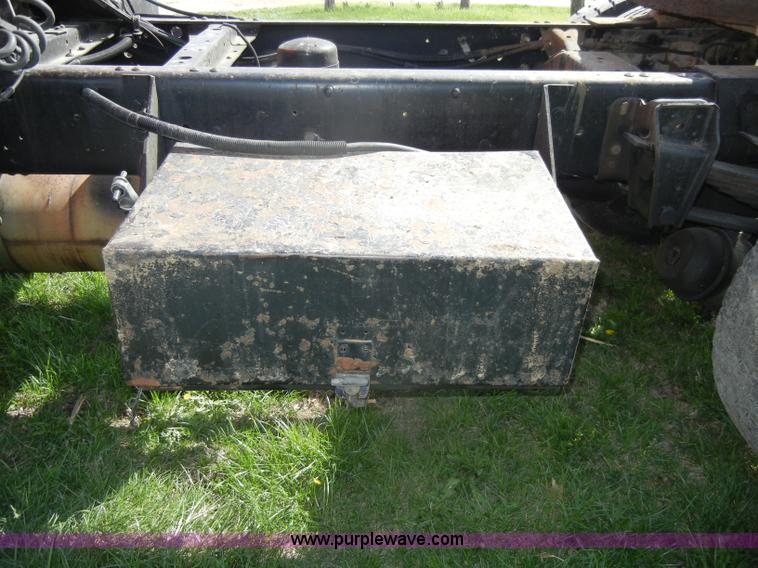 image for item C4381 1988 GMC TopKick 7000 semi truck