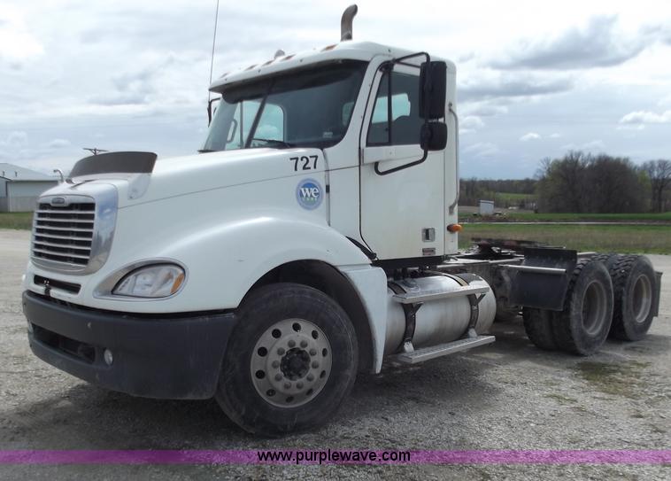 image for item D3766 2003 Freightliner Columbia CL120 semi truck