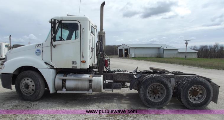 image for item D3766 2003 Freightliner Columbia CL120 semi truck