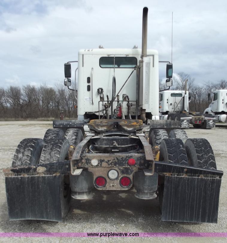 image for item D3766 2003 Freightliner Columbia CL120 semi truck