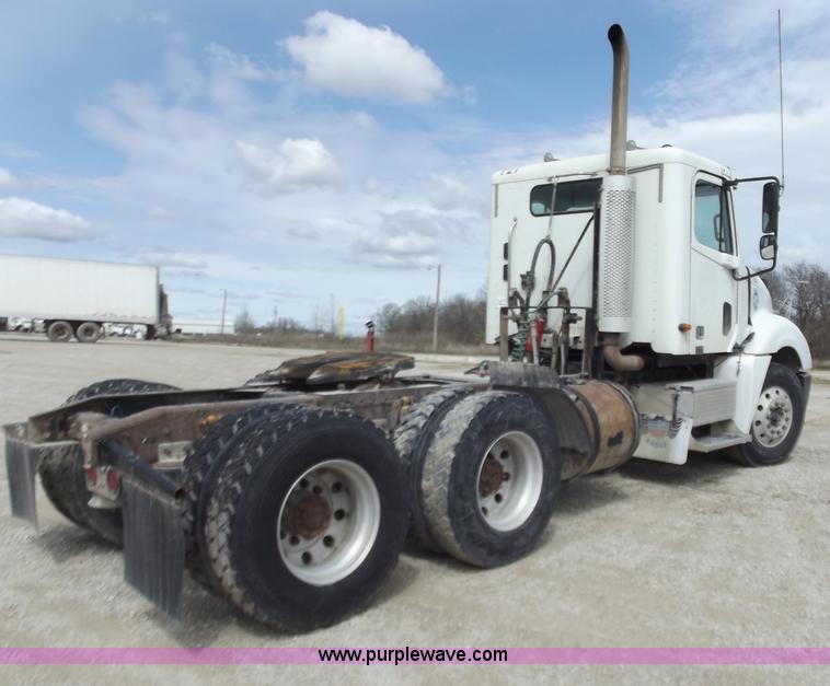 image for item D3766 2003 Freightliner Columbia CL120 semi truck