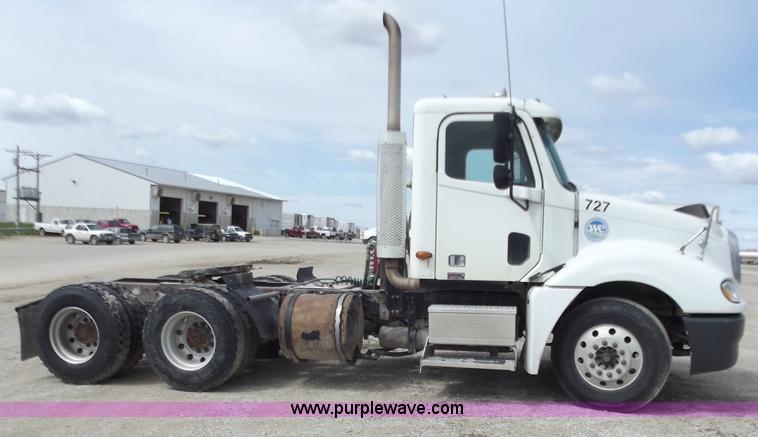 image for item D3766 2003 Freightliner Columbia CL120 semi truck