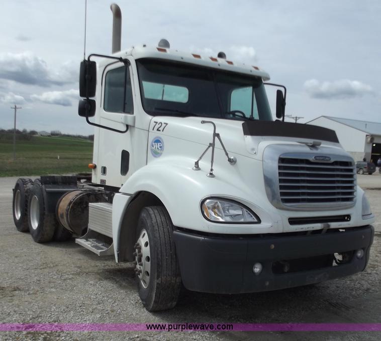 image for item D3766 2003 Freightliner Columbia CL120 semi truck