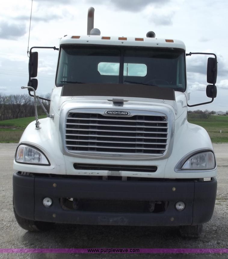 image for item D3766 2003 Freightliner Columbia CL120 semi truck