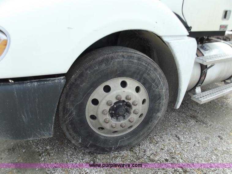 image for item D3766 2003 Freightliner Columbia CL120 semi truck