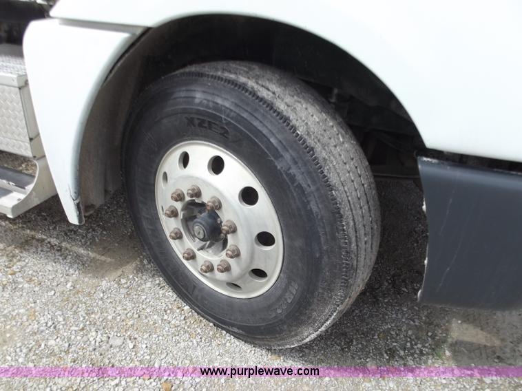 image for item D3766 2003 Freightliner Columbia CL120 semi truck