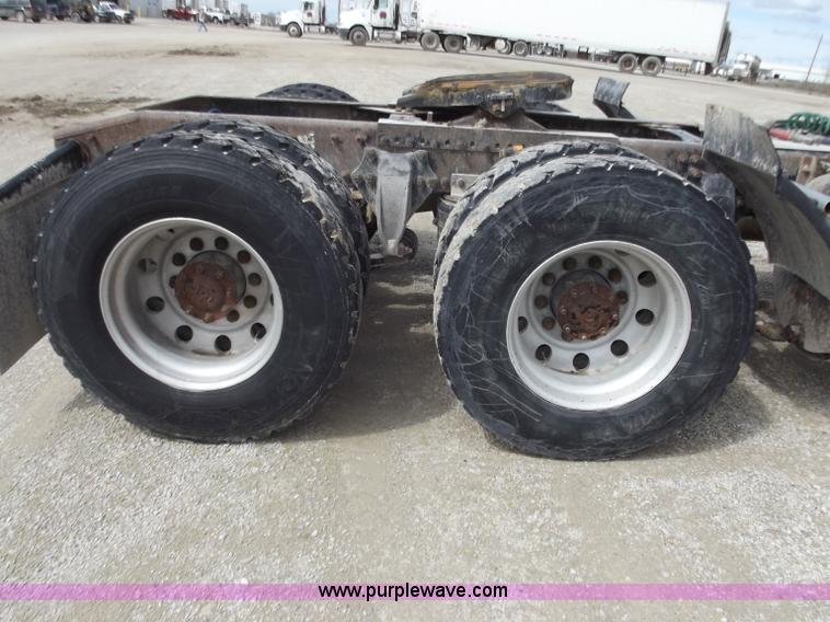 image for item D3766 2003 Freightliner Columbia CL120 semi truck