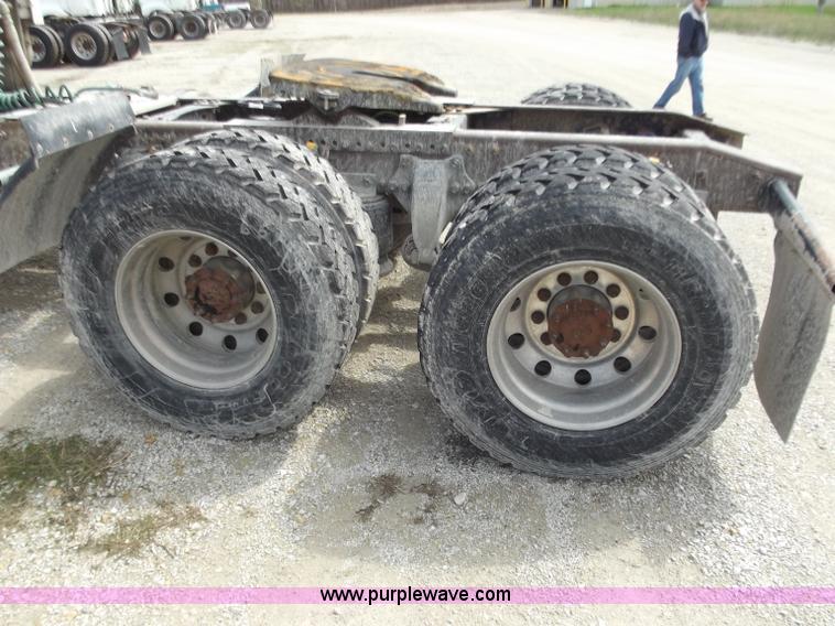 image for item D3766 2003 Freightliner Columbia CL120 semi truck