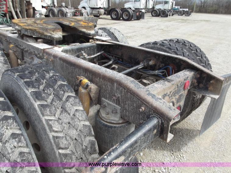 image for item D3766 2003 Freightliner Columbia CL120 semi truck