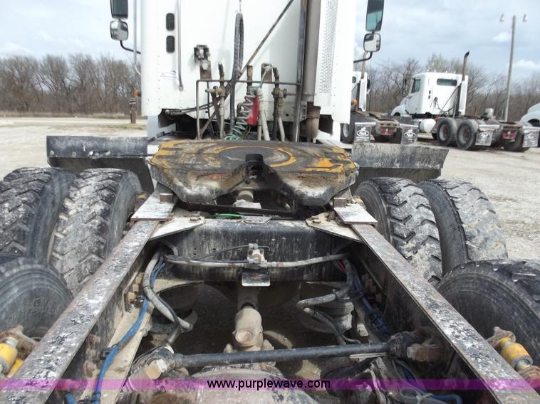 image for item D3766 2003 Freightliner Columbia CL120 semi truck